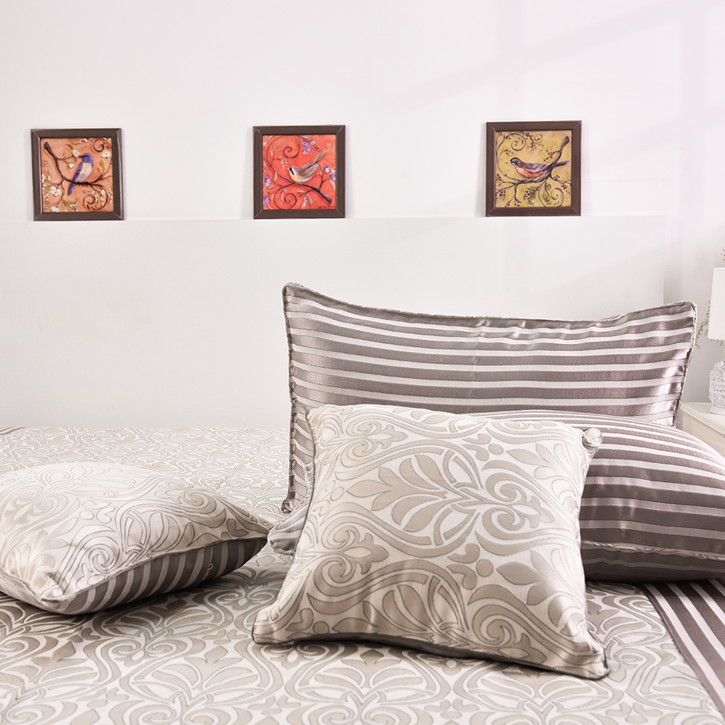 Rose Aisle Ivory Luxe – Premium Cotton Bedcover (108×108")